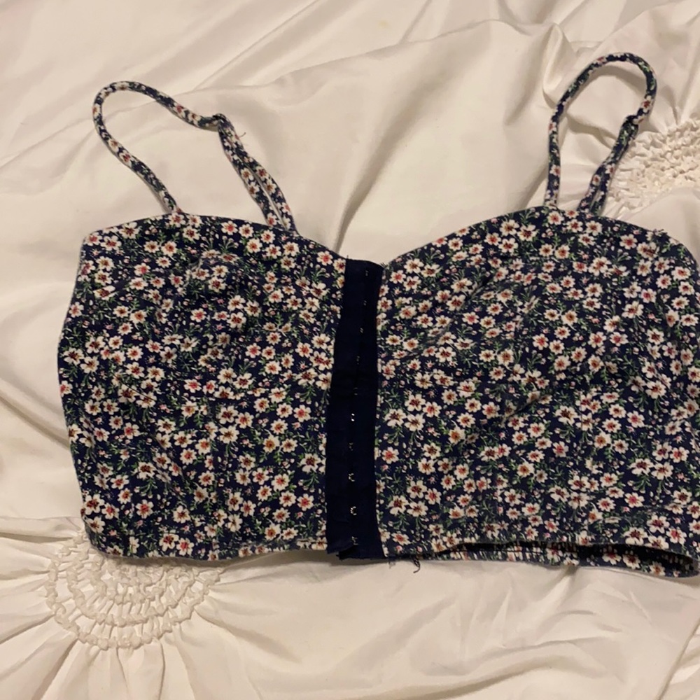 Flowery cropped tank top with clasp in the front